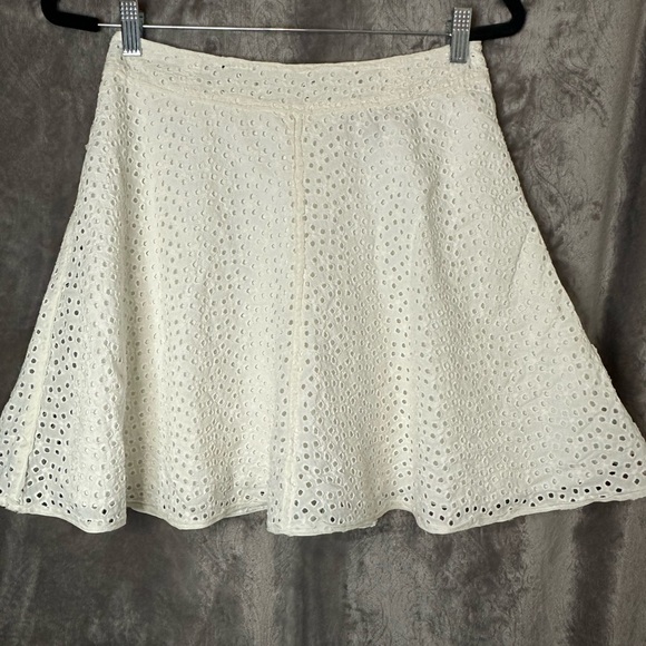 BCBG MAXAZRIA S Eyelet Flowy mini skirt. 100%cotton. Working zipper. - Picture 1 of 6